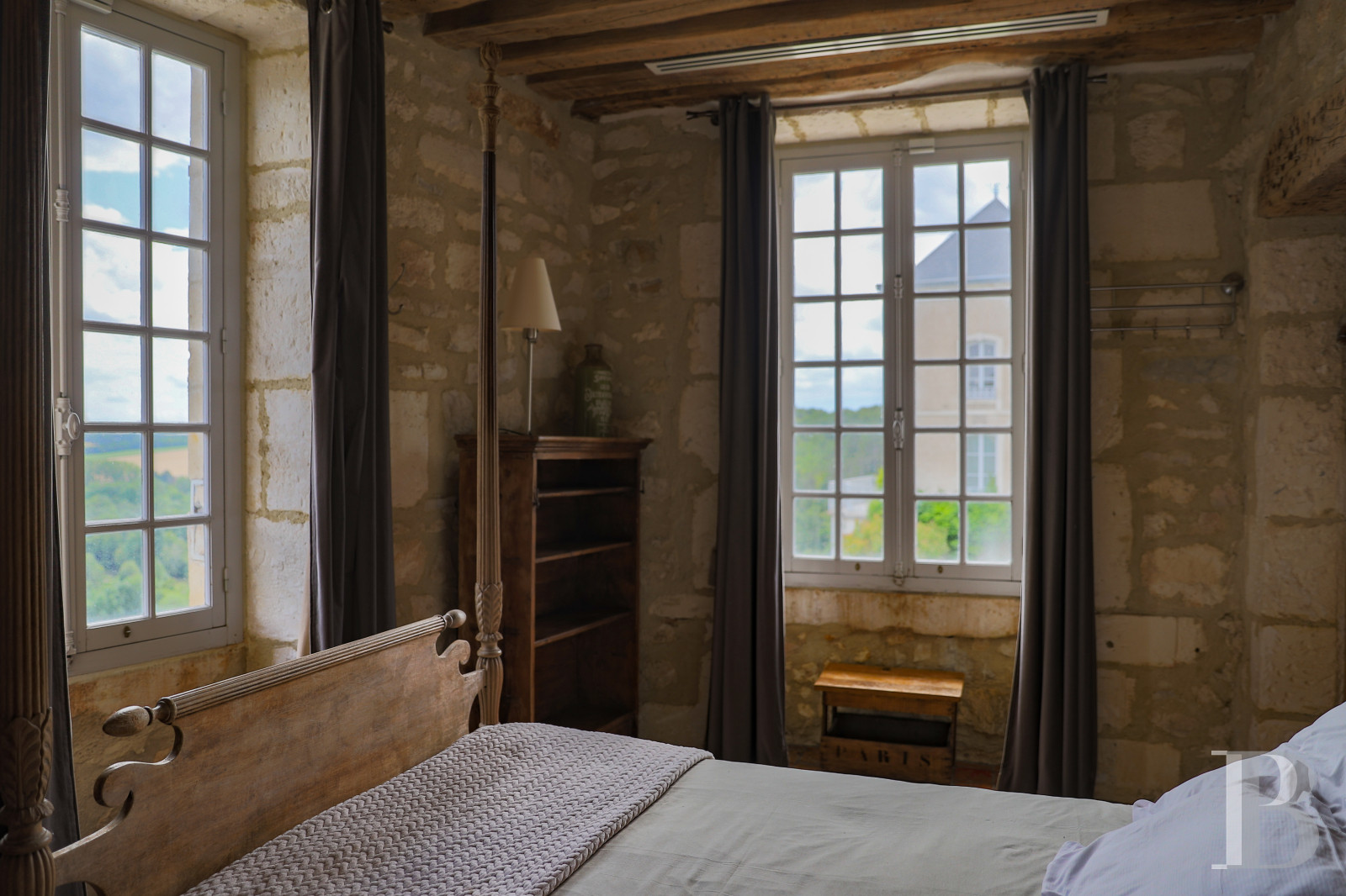 En Bourgogne, non loin de Vézelay, un château en bord de falaise surplombant l’Yonne - photo  n°30